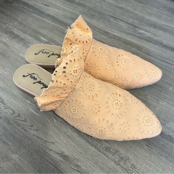 Free People Eyelet Ruffle Sienna Slip on Mule Flat Like New - Picture 8 of 9